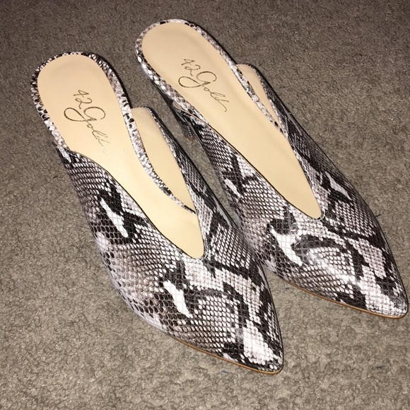 42 Gold Overcome Pointed Toe Snake Print Mule - Picture 2 of 7